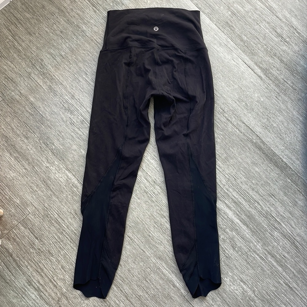 SOLD Black scalloped hem and mesh accent detailing Lululemon leggings size 4 - Picture 5 of 5